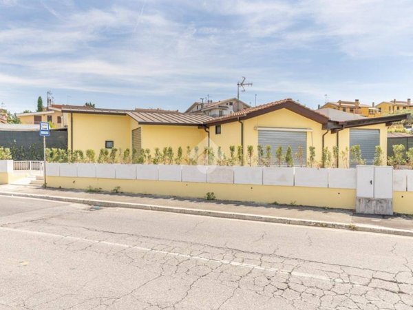 negozio in affitto a Guidonia Montecelio in zona Setteville