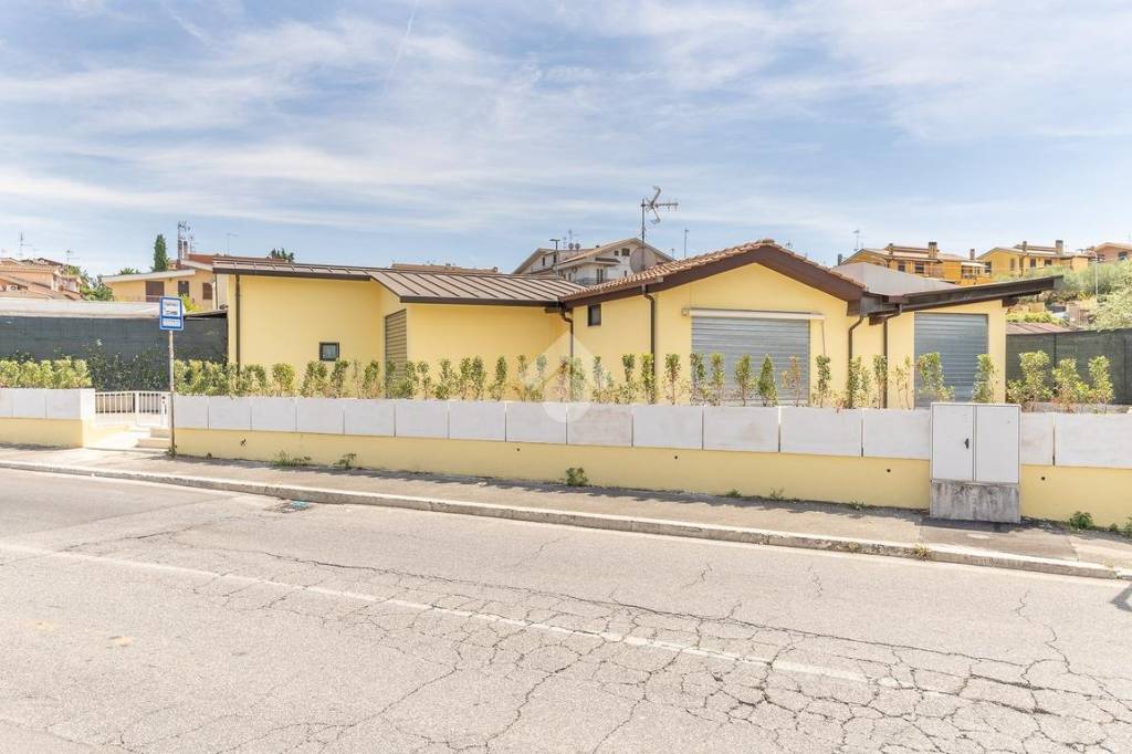 negozio in affitto a Guidonia Montecelio in zona Setteville