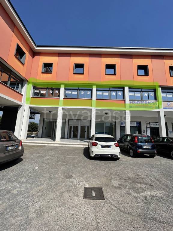 negozio in affitto a Guidonia Montecelio in zona La Botte