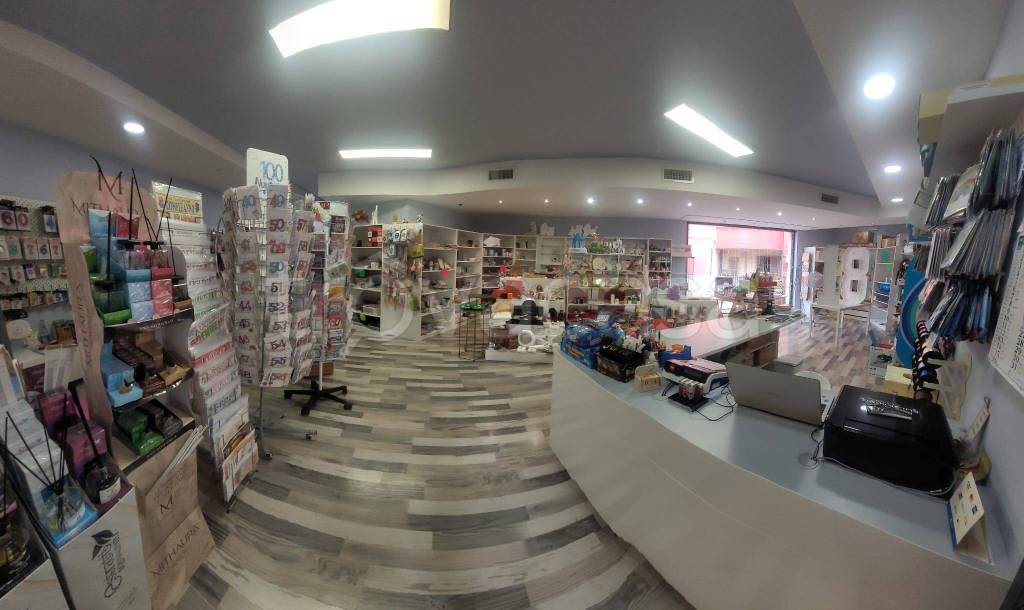 negozio in affitto a Guidonia Montecelio in zona La Botte