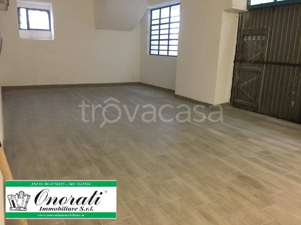 negozio in affitto a Guidonia Montecelio in zona Villalba