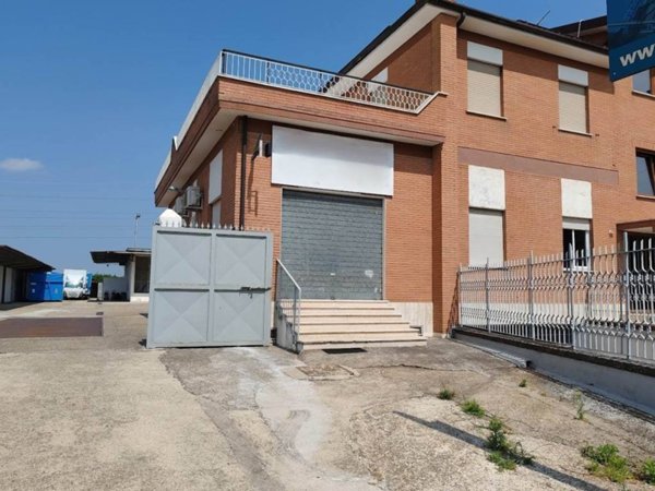 negozio in affitto a Guidonia Montecelio in zona Colleverde
