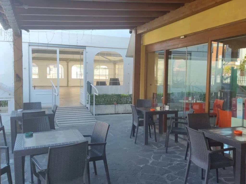 negozio in affitto a Marino in zona Santa Maria delle Mole