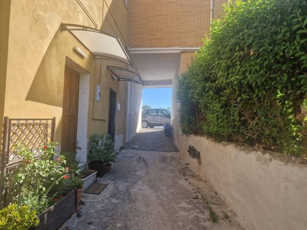 negozio in affitto a Marino in zona Santa Maria delle Mole