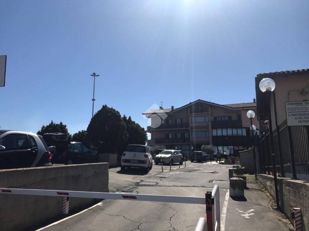 negozio in affitto a Marino in zona Poggio delle Mole