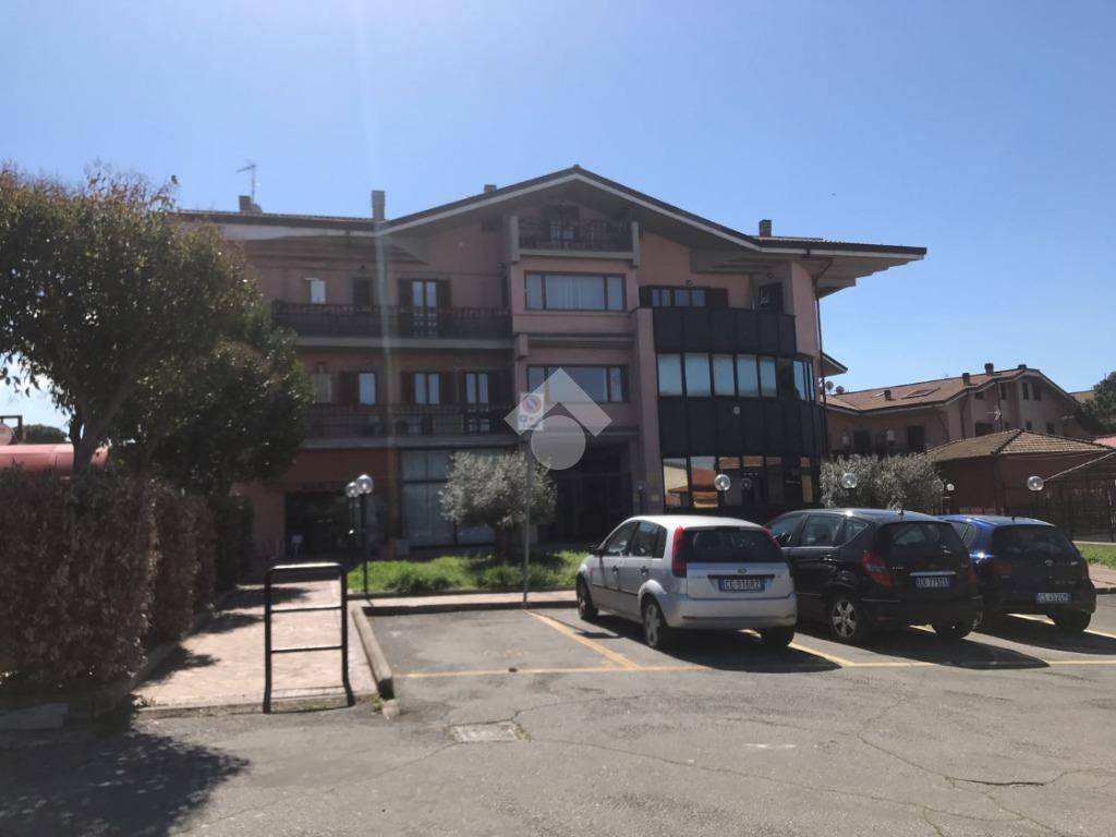 negozio in affitto a Marino in zona Poggio delle Mole