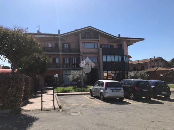 locale commerciale in affitto a Marino in zona Poggio delle Mole