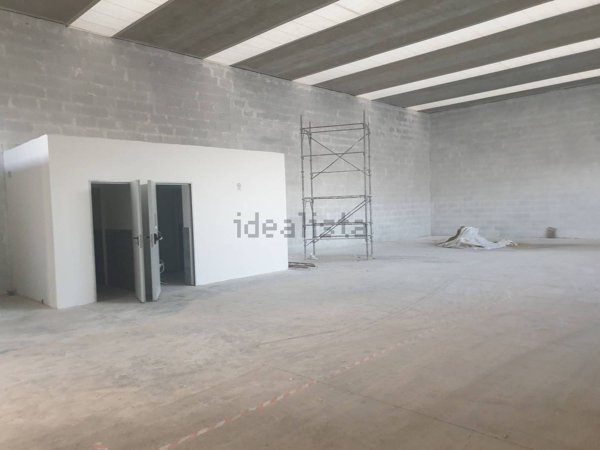 capannone in affitto a Marino