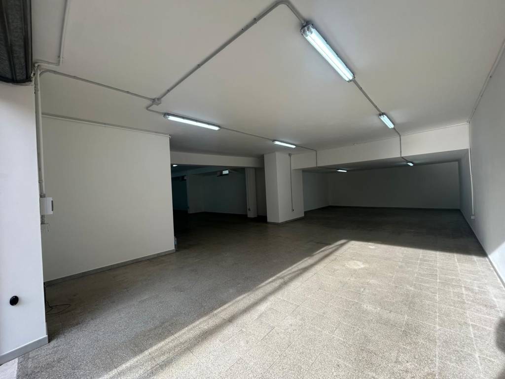 locale commerciale in affitto a Marino in zona Poggio delle Mole