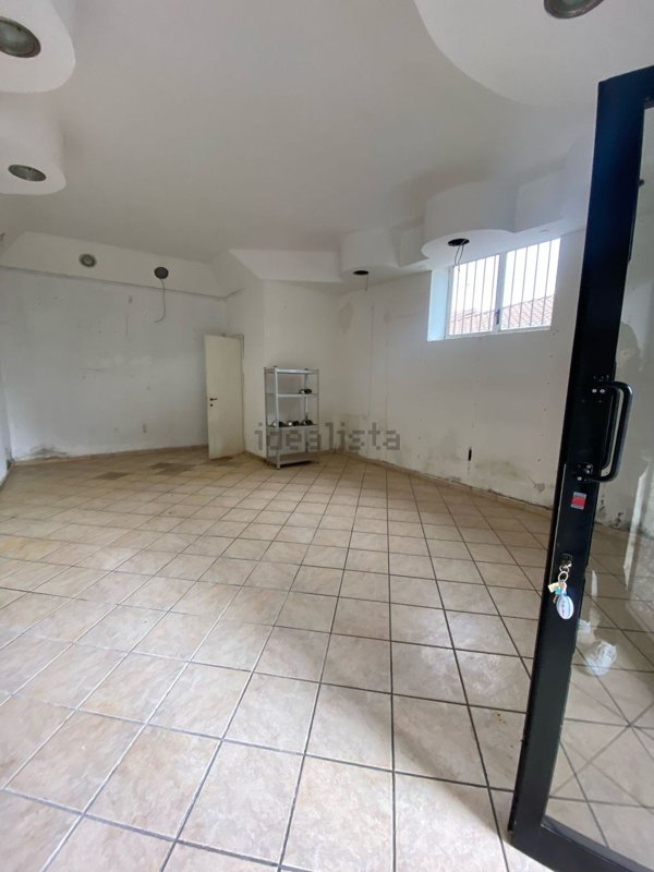 locale commerciale in affitto a Marino in zona Santa Maria delle Mole