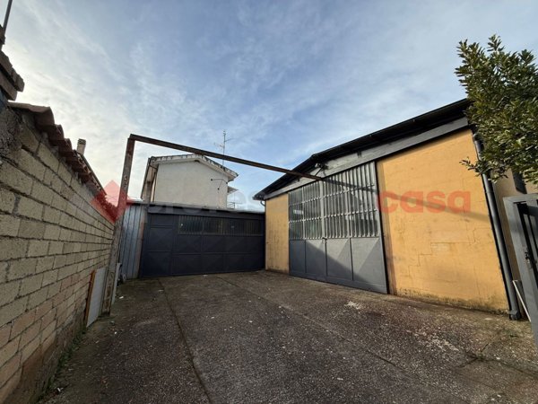 capannone in affitto a Marino