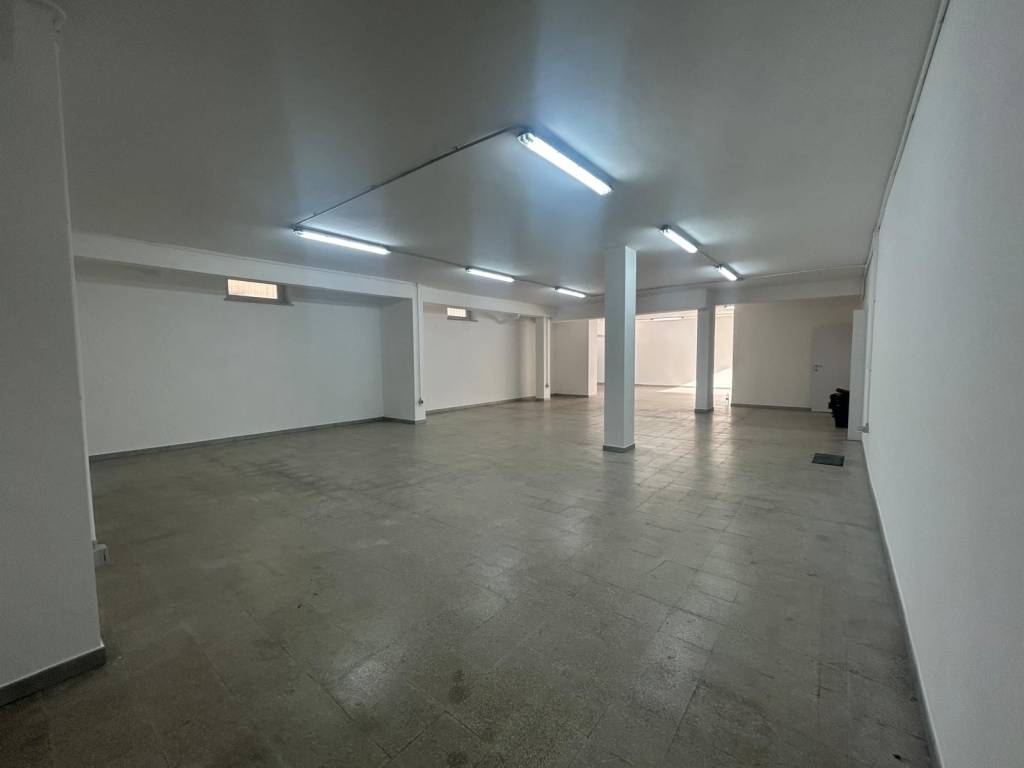 locale commerciale in affitto a Marino in zona Poggio delle Mole