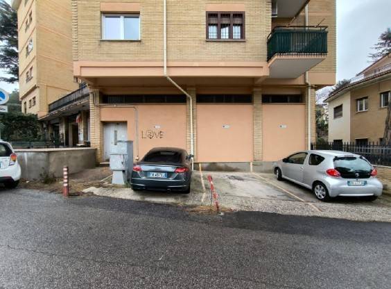 locale commerciale in affitto a Marino