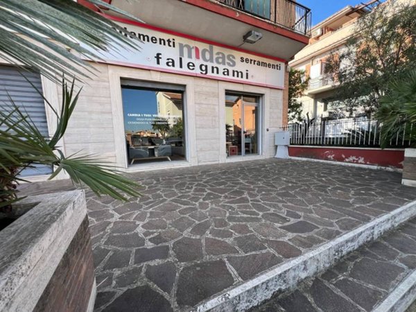 negozio in affitto a Marino in zona Poggio delle Mole