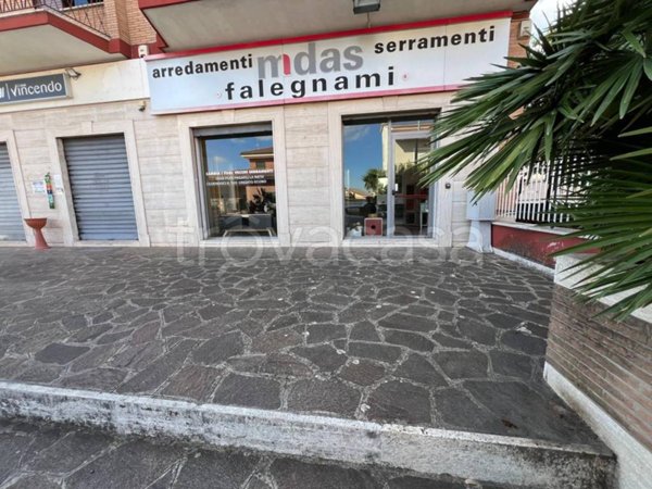 negozio in affitto a Marino in zona Poggio delle Mole