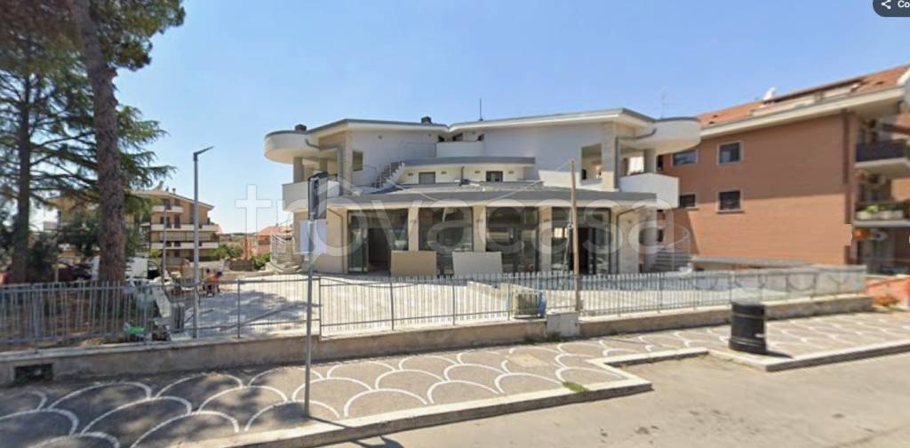 negozio in affitto a Marino in zona Poggio delle Mole