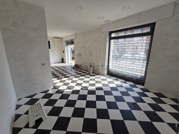 locale commerciale in affitto a Marino in zona Poggio delle Mole