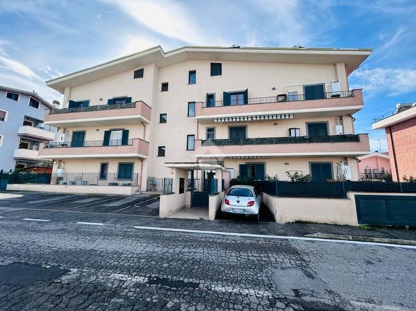 negozio in affitto a Marino in zona Cava dei Selci