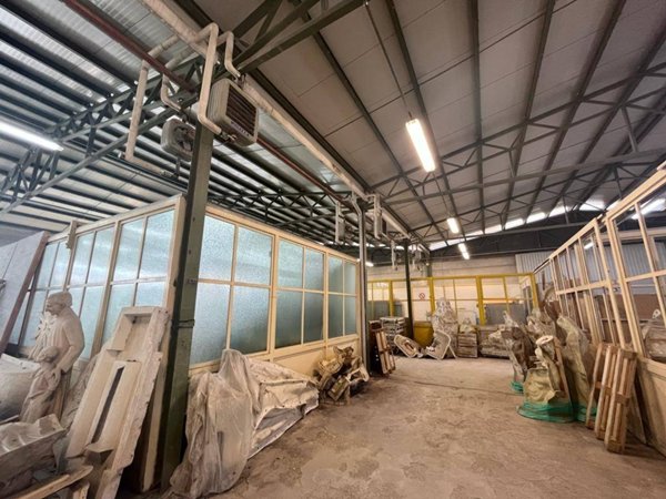 negozio in affitto a Marino in zona Santa Maria delle Mole