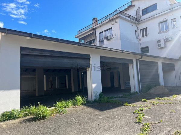 locale commerciale in affitto a Marino