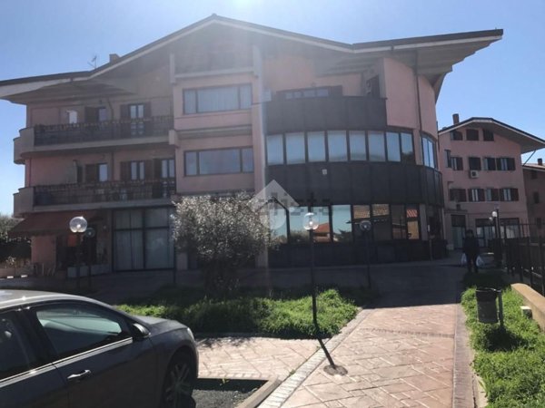 locale commerciale in affitto a Marino in zona Poggio delle Mole