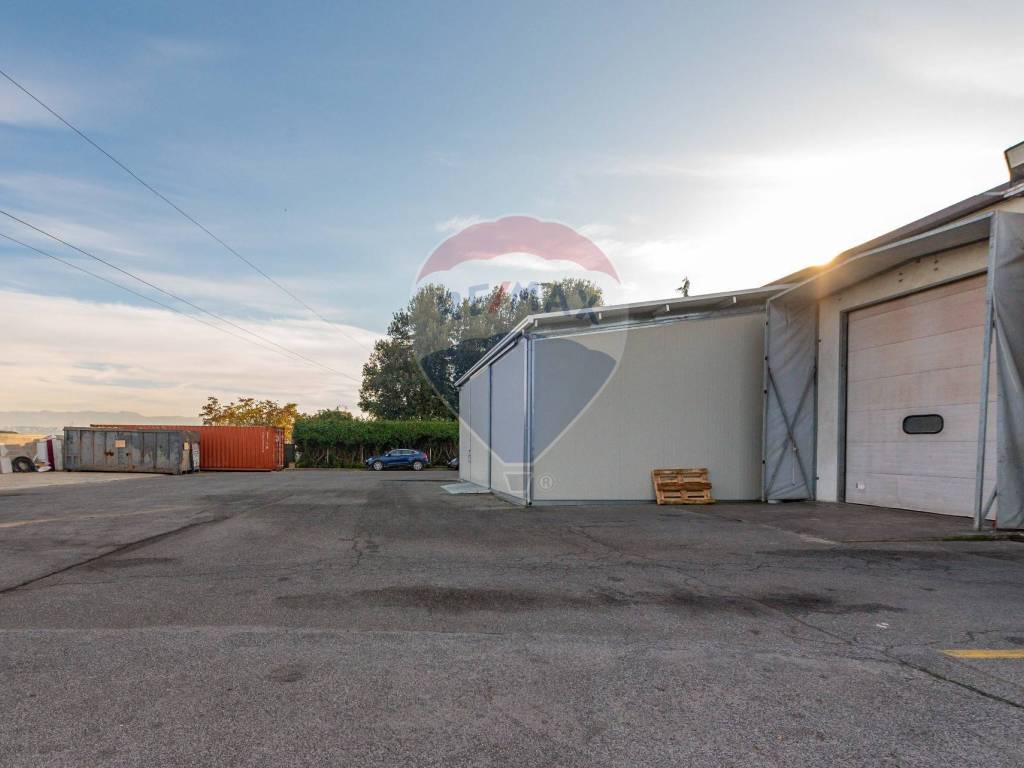 negozio in affitto a Monte Compatri in zona Laghetto