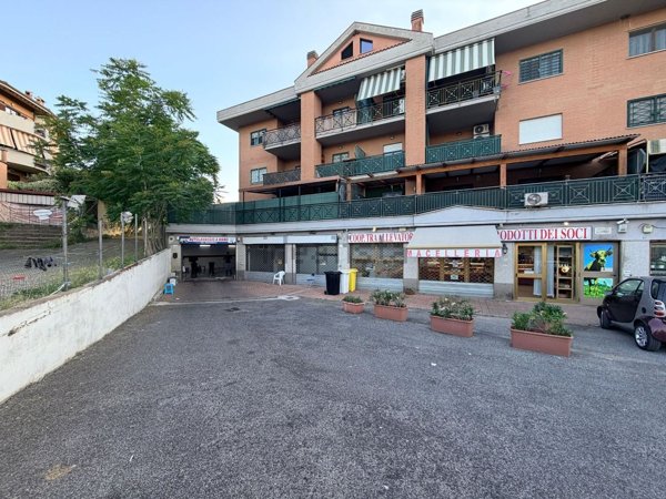 locale commerciale in affitto a Monte Compatri in zona Laghetto