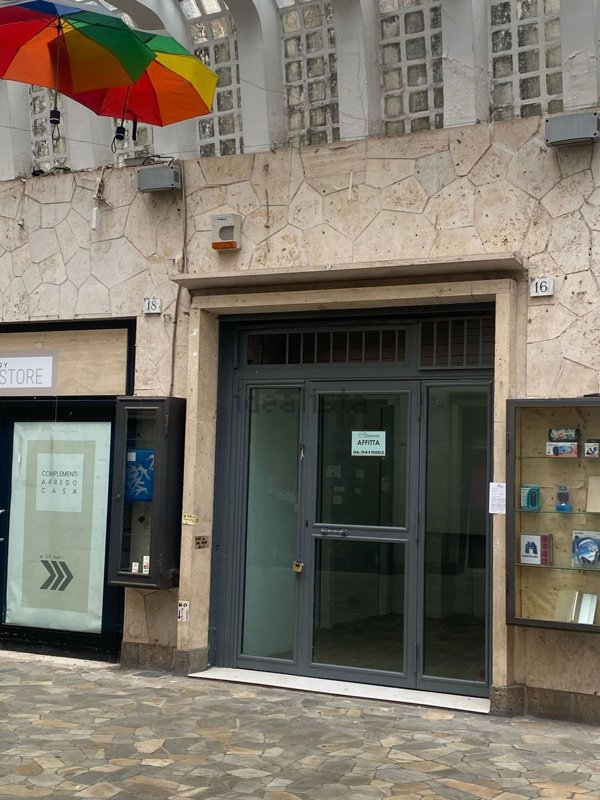 locale commerciale in affitto a Monte Porzio Catone