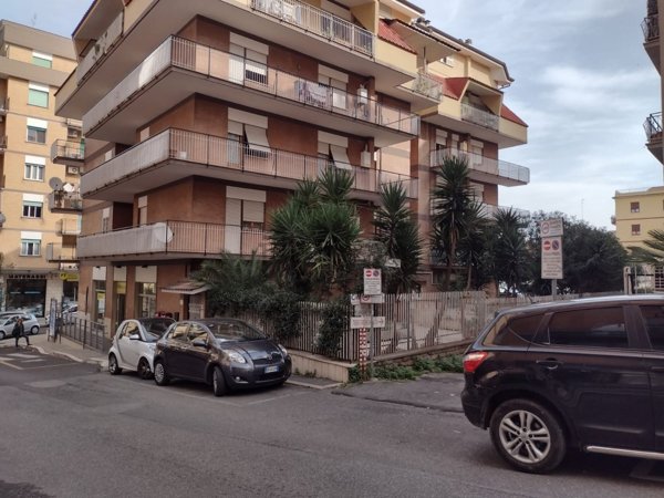 locale commerciale in affitto a Monterotondo