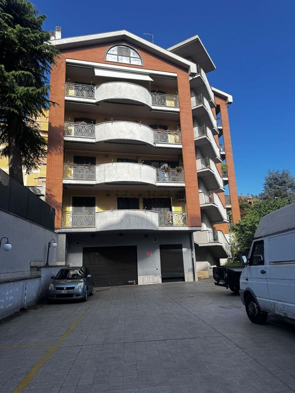 locale commerciale in affitto a Monterotondo