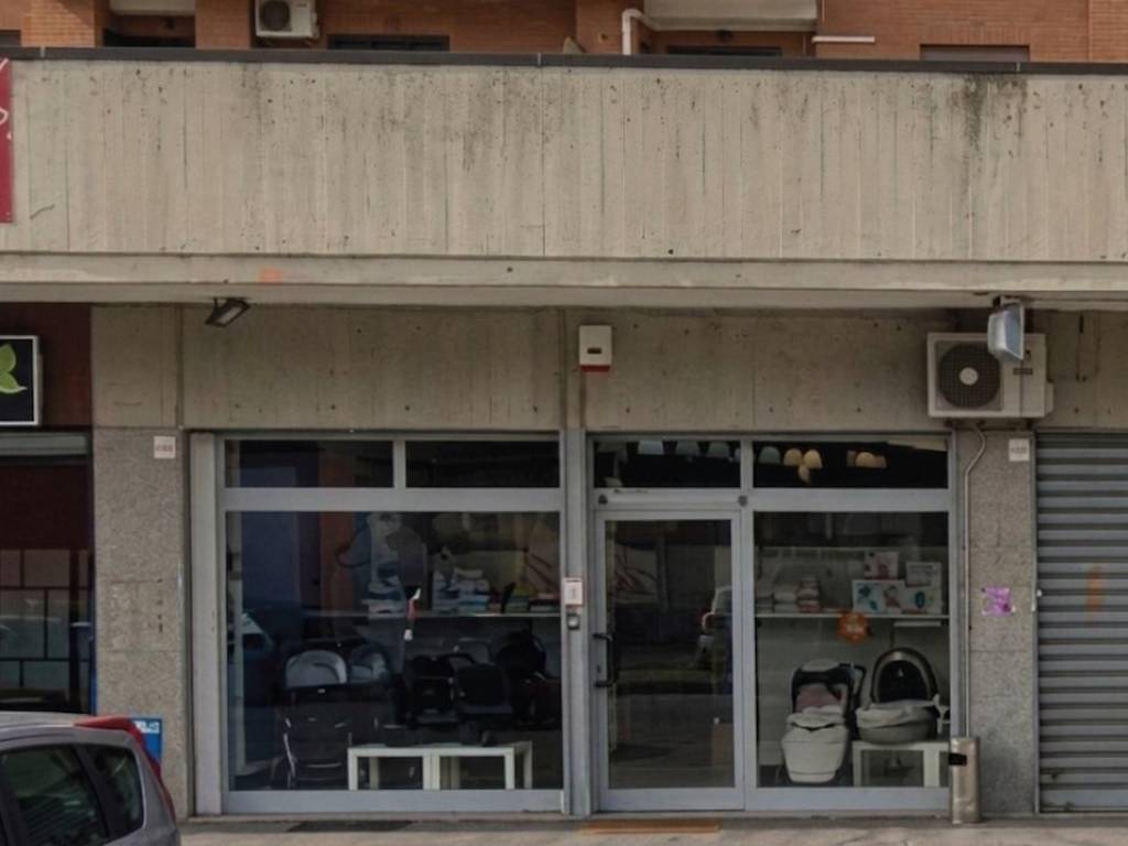negozio in affitto a Monterotondo in zona Stazione