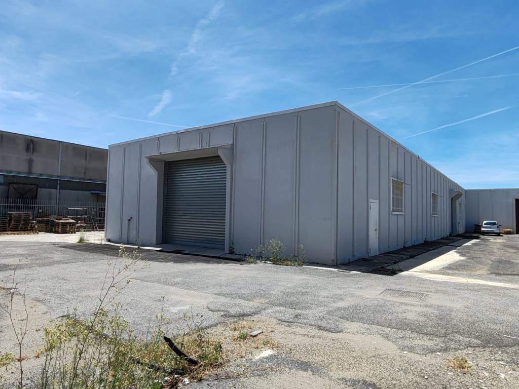 locale commerciale in affitto a Monterotondo in zona Stazione