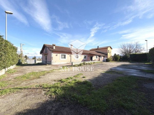 locale commerciale in affitto a Palestrina in zona Carchitti