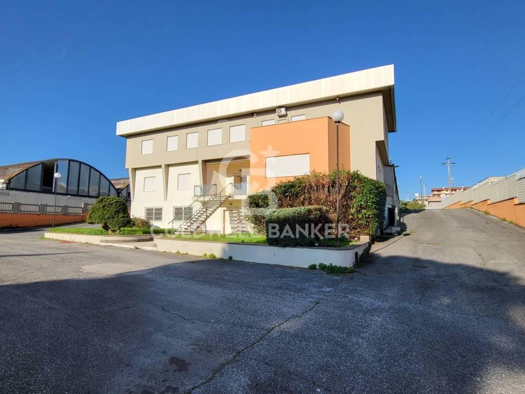 locale commerciale in affitto a Pomezia
