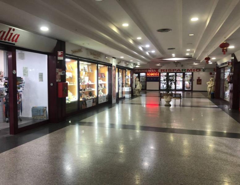 locale commerciale in affitto a Pomezia