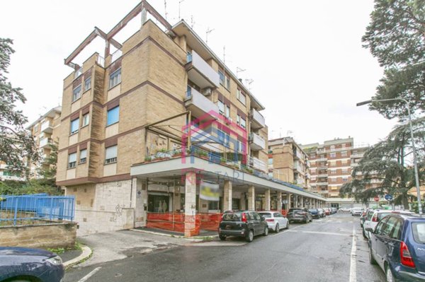 locale commerciale in affitto a Pomezia