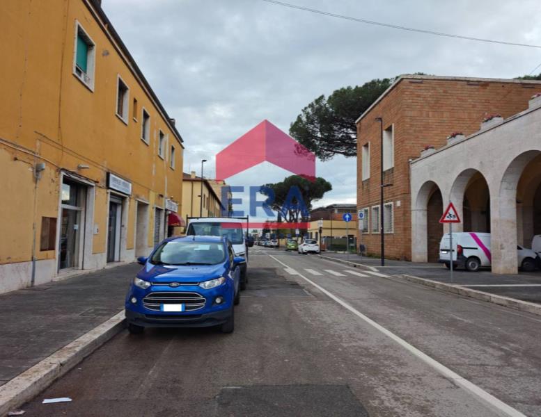 locale commerciale in affitto a Pomezia
