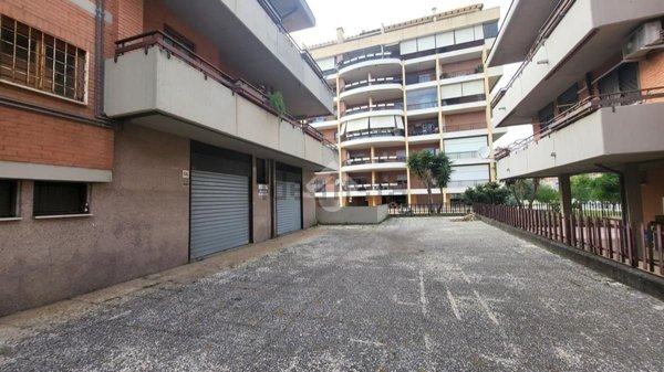 locale commerciale in affitto a Pomezia