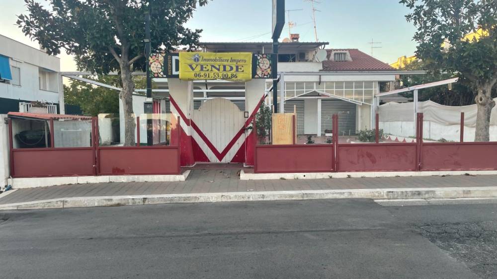 negozio in affitto a Pomezia in zona Torvaianica