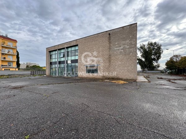 locale commerciale in affitto a Pomezia