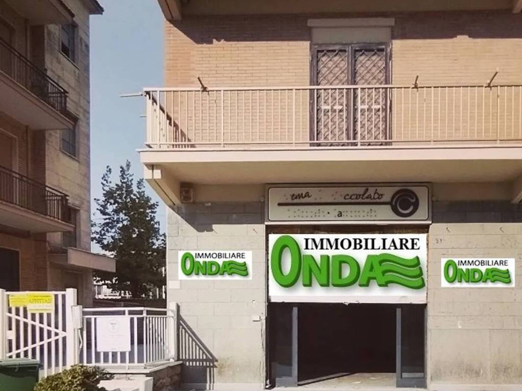 negozio in affitto a Pomezia in zona Torvaianica