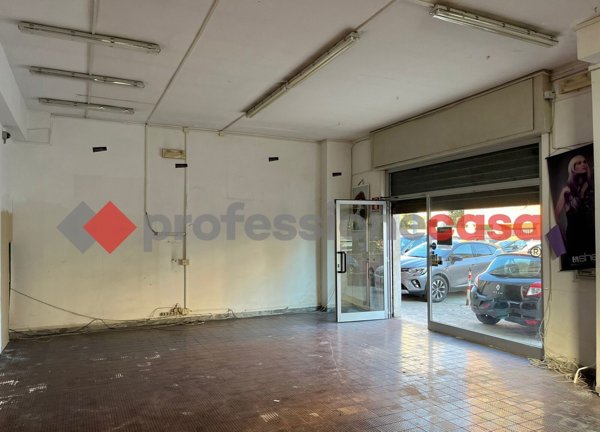 locale commerciale in affitto a Pomezia