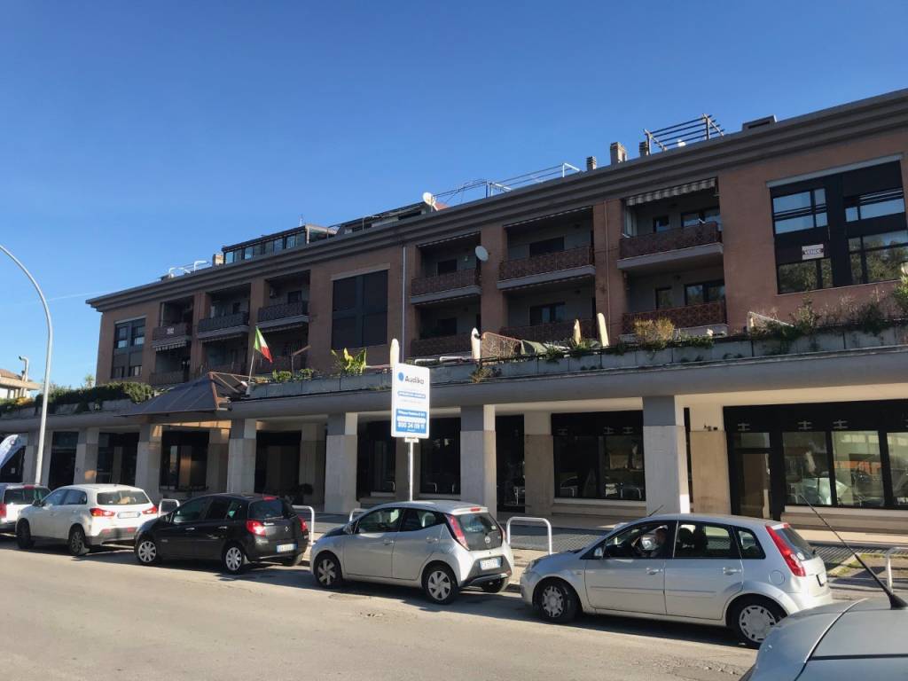 locale commerciale in affitto a Pomezia