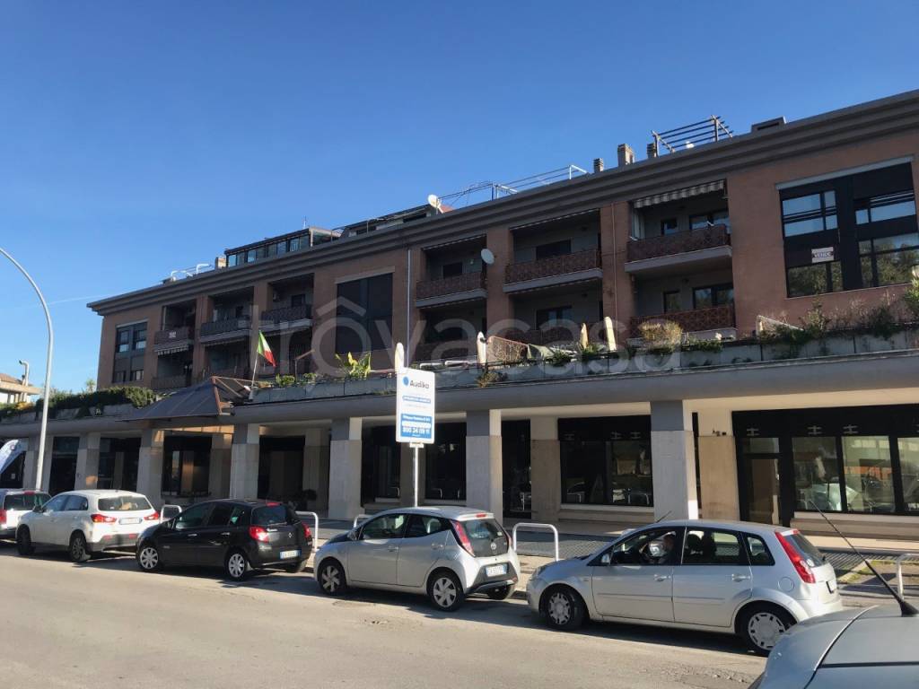 locale commerciale in affitto a Pomezia