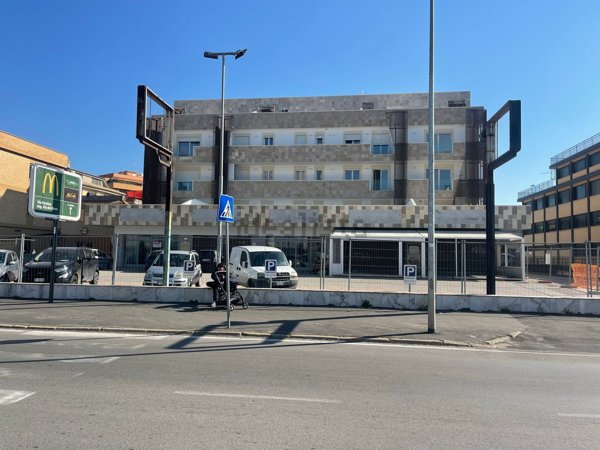locale commerciale in affitto a Pomezia