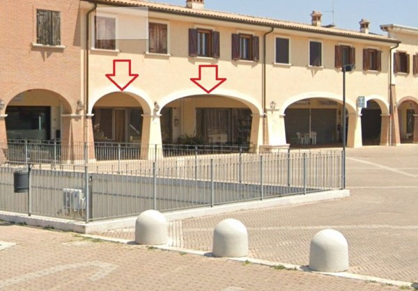 negozio in affitto a Pomezia in zona Colli di Enea