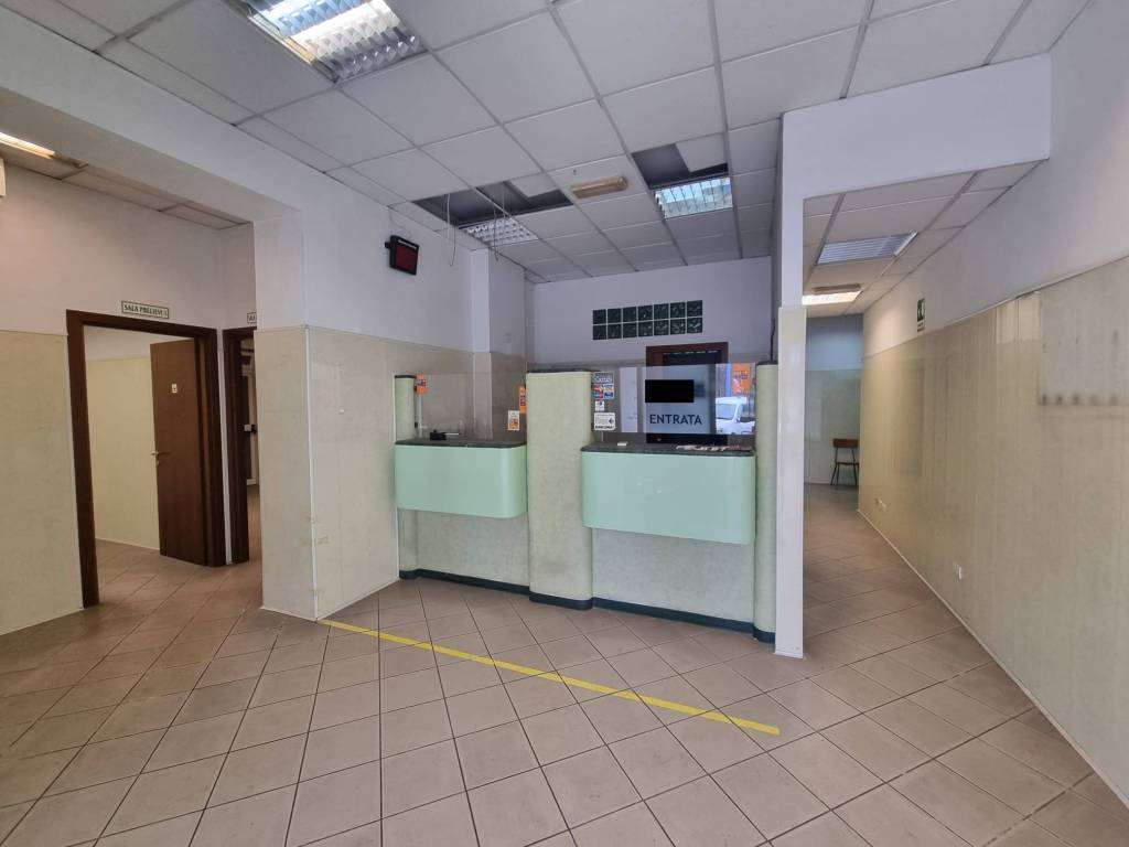 locale commerciale in affitto a Pomezia
