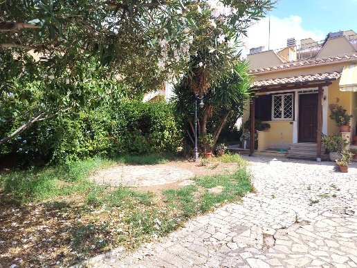 appartamento in affitto a Pomezia in zona Torvaianica
