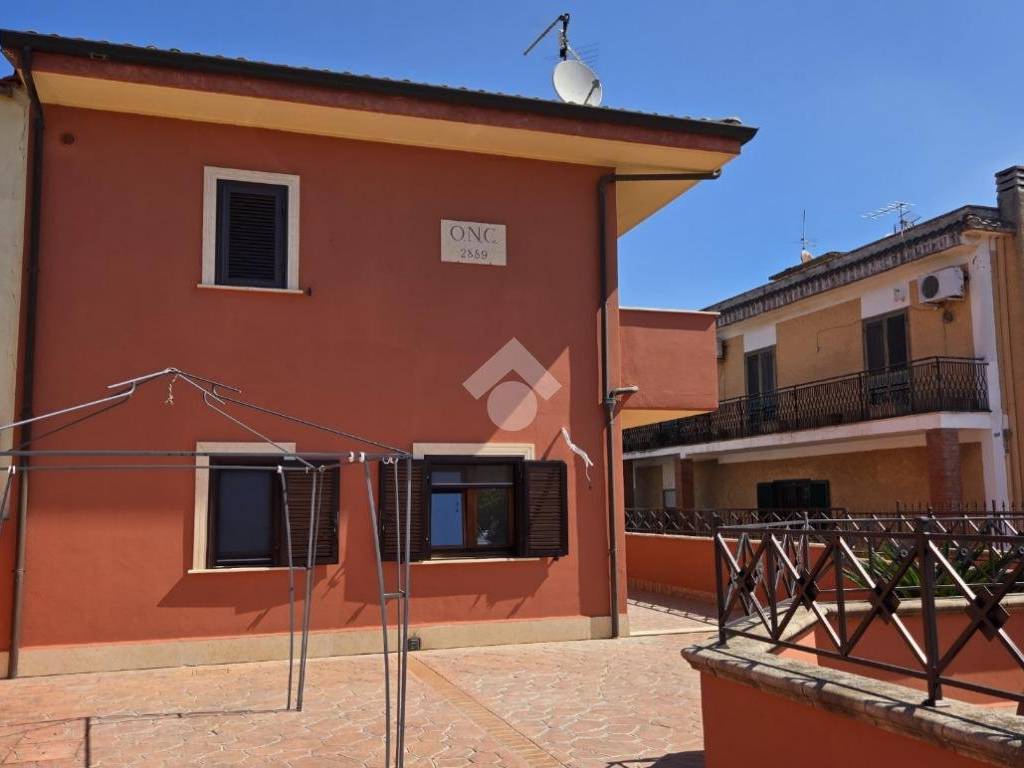 appartamento in affitto a Pomezia in zona Castagnetta