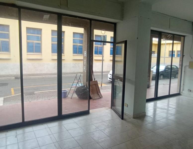 negozio in affitto a Pomezia